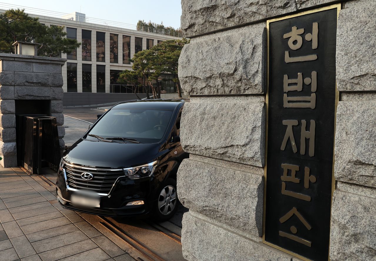 '최종심'인 대법원의 확정 판결에 대한 헌법소원을 청구할 수 있는 내용이 포함된 '사법개혁 3법이 12일 0시 전자 관보를 통해 정식 공포됐다.   사진은 12일 서울 종로구 헌법재판소. 뉴스1