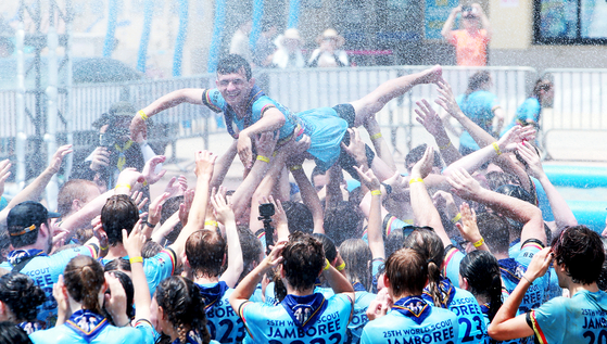 지난해 7월 충남 보령 대천해수욕장 일원에서 열리고 있는 보령머드축제를 방문한 외국 청소년들이 머드 체험존에서 즐거운 시간을 보내고 있다. [사진 보령시]