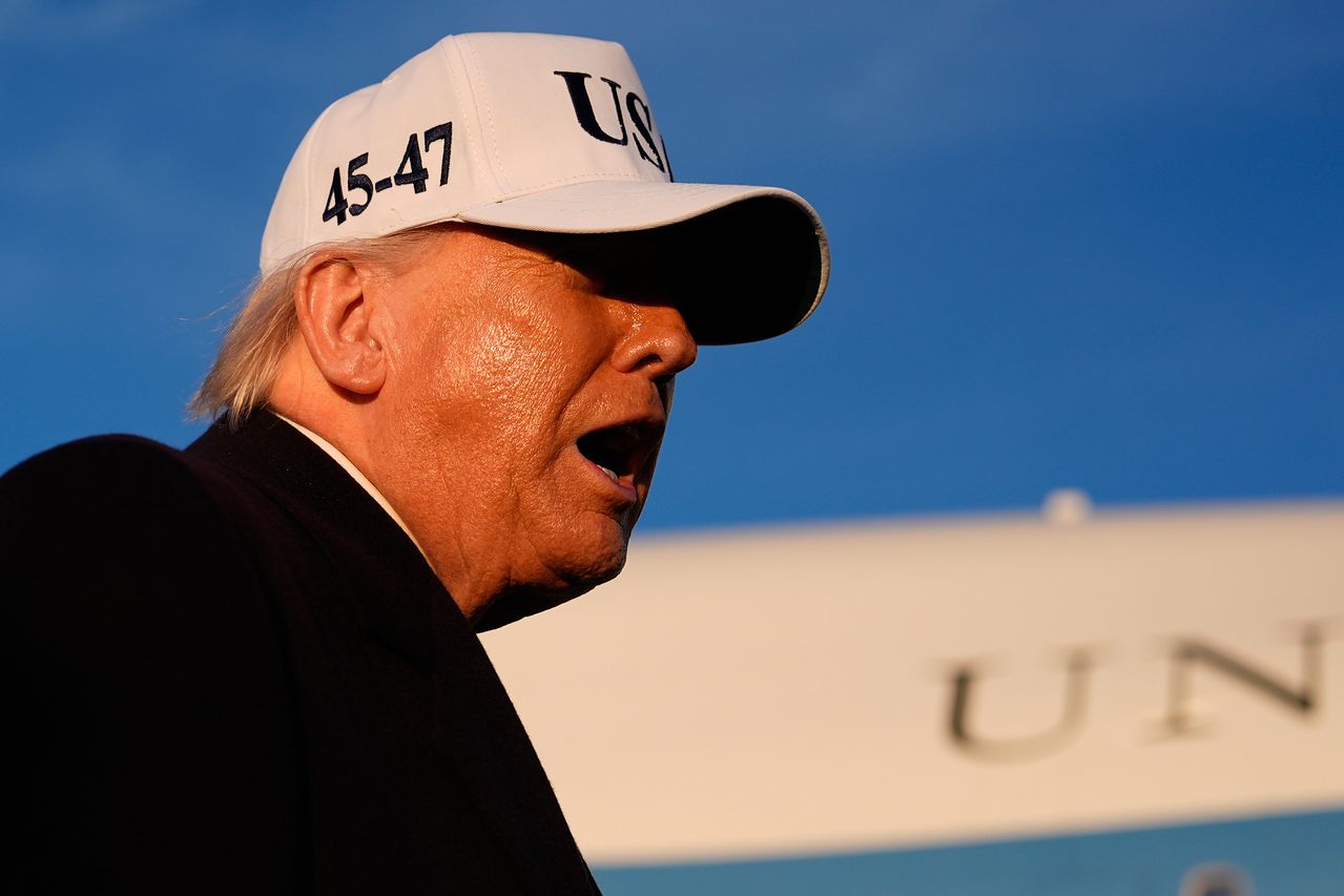 현지시간 13일 도널드 트럼프 대통령이 플로리다로 향하기 위해 메릴랜드주 앤드루스 합동 기지에서 에어포스 원에 탑승하기 전 기자들과 이야기를 나누고 있다. AP=연합뉴스