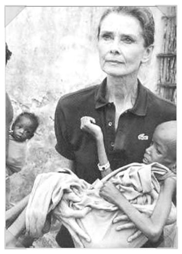 영화배우 오드리 햅번이 1992년 소말리아에서 구호활동을 벌이고 있다. 그는 인생 후반부에 유니세프 홍보대사를 맡으며 봉사활동에 주력했다. 유니세프 홈페이지 캡쳐