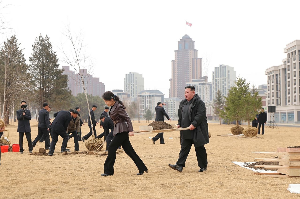 노동신문은 15일 김정은 국무위원장이 전날 식수절을 맞아 새별거리 못가공원에서 나무를 심었다고 보도했다. 이 자리에는 딸 주애를 비롯해 당과 정부의 여러 간부들도 참석했다.  노동신문, 뉴스1