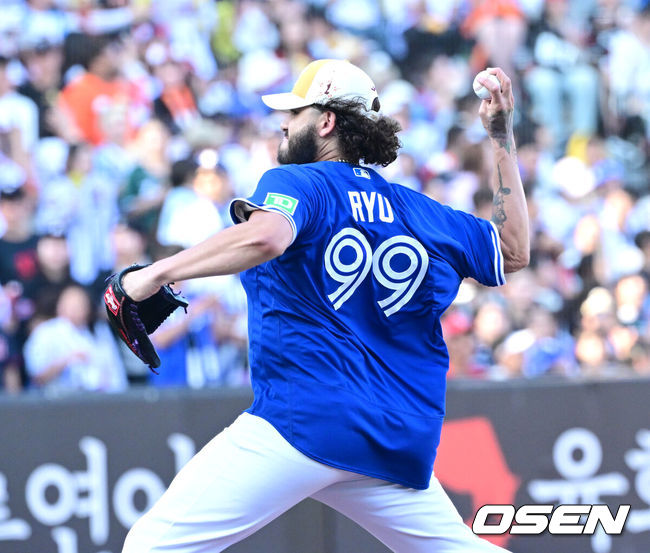 [OSEN=대전, 최규한 기자] 한화 폰세가 올스타전에서 류현진의 토론토 시절 유니폼을 입고 공을 던지고 있다. 2025.07.12 / dreamer@osen.co.kr