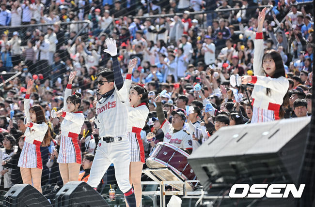 [OSEN=부산, 이석우 기자] 14일 부산 사직야구장에서 2026 신한 SOL KBO 리그 롯데 자이언츠와 LG 트윈스의 시범경기가 열렸다. 홈팀 롯데는 로드리게스가, 방문팀 LG는 임찬규가 선발 출전했다.롯데 자이언츠 응원단들이 응원을 하고 있다. 2026.03.14 / foto0307@osen.co.kr
