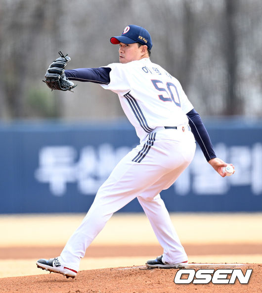 [OSEN=이천, 이대선 기자] 14일 경기도 이천 베어스파크에서 ‘2026 신한 SOL KBO리그’ 시범경기 두산 베어스와 삼성 라이온즈의 경기가 열렸다.두산은 이영하, 삼성은 장찬희를 선발 투수로 내세웠다.1회초 무사에서 두산 선발투수 이영하가 역투하고 있다. 2026.03.14 /sunday@osen.co.kr