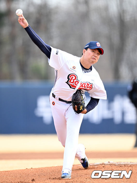 [OSEN=이천, 이대선 기자] 14일 경기도 이천 베어스파크에서 ‘2026 신한 SOL KBO리그’ 시범경기 두산 베어스와 삼성 라이온즈의 경기가 열렸다.두산은 이영하, 삼성은 장찬희를 선발 투수로 내세웠다.1회초 무사에서 두산 선발투수 이영하가 역투하고 있다. 2026.03.14 /sunday@osen.co.kr