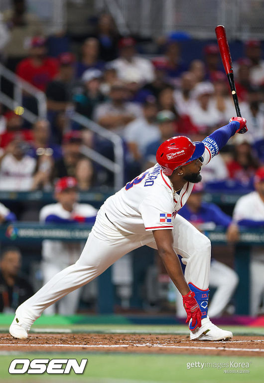 [사진] 도미니카공화국 주니어 카미네로가 WBC 8강 한국전에서 2회 류현진에게 좌측 1타점 2루타를 치고 있다. ⓒGettyimages(무단전재 및 재배포 금지)