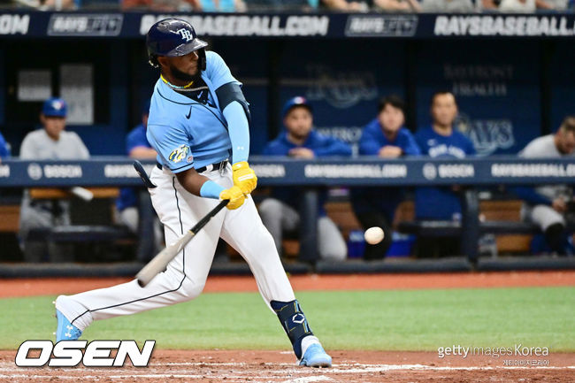 [사진] 2023년 9월24일(한국시간) 탬파베이 주니어 카미네로가 토론토 류현진에게 메이저리그 데뷔 첫 안타를 치고 있다. ⓒGettyimages(무단전재 및 재배포 금지)