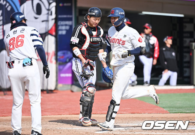 [OSEN=부산, 이석우 기자] 14일 부산 사직야구장에서 2026 신한 SOL KBO 리그 롯데 자이언츠와 LG 트윈스의 시범경기가 열렸다. 홈팀 롯데는 로드리게스가, 방문팀 LG는 임찬규가 선발 출전했다.롯데 자이언츠 손호영이 6회말 1사 좌월 솔로 홈런을 치고 하이파이브를 하고 있다. 2026.03.14 / foto0307@osen.co.kr