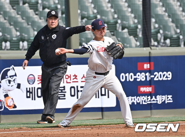 [OSEN=부산, 이석우 기자] 12일 부산 사직야구장에서 2026 신한 SOL KBO 리그 롯데 자이언츠와 KT 위즈의 시범경기가 열렸다. 이날 부산 사직과 이천, 대전, 광주, 마산 5개구장에서 막을 올렸다.롯데 자이언츠 손호영이 5회초 1사 1루 KT 위즈 이강민의 3루 라인선상 타구를 잡아 2루에 던져 아웃시키고 있다. 2026.03.12 / foto0307@osen.co.kr