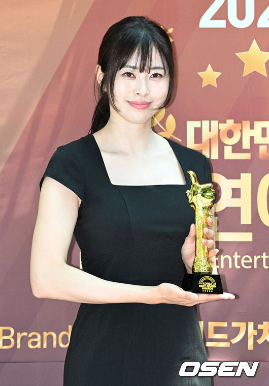 [OSEN=이대선 기자] 14일 서울 영등포구 국회의원회관 제2회의실에서 '2024 대한민국 베스트브랜드 어워즈-대한민국 한류연예대상'이 열렸다.이날 김기리, 김재원, 길건, 규빈, 디그니티, 민우혁, 박여원&최경환, 방예담, 박군, 벨르제이(김혜정), 관서현보 살(서현진), 심형탁, 서동주, 쏘영 (한소영), 예지원, 오현경, 은가은, 유수현, 유니스, 엑신, 아일리원, 트렌드 Z, YGIG, PLUUS(필리핀) 등이 참석해 자리를 빛냈다.방송인 서동주가 포토타임을 가지고 있다. 2024.06.14 /sunday@osen.co.kr