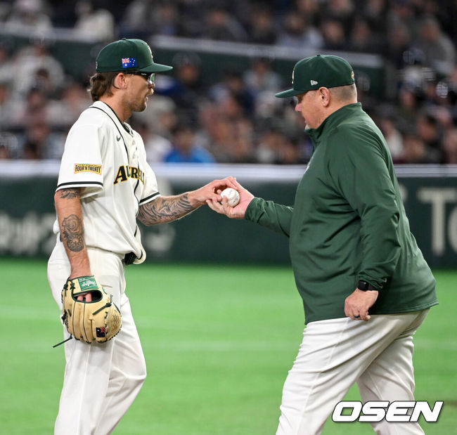 [OSEN=도쿄(일본), 손용호 기자] 도쿄의 기적이 나왔다. 한국 WBC 대표팀이 17년 만에 1라운드를 통과했다.한국은 9일 일본 도쿄돔에서 열린 ‘2026 월드베이스볼클래식(WBC)’ 1라운드 C조 호주와의 경기에서 로 승리를 거뒀다. 이로써 한국은 조별라운드 2승2패를 기록하면서 호주, 대만 등을 최소실점률로 제치면서 2009년 이후 17년 만에 1라운드를 통과했다. 2회초 2사 1,2루에서 호주 데이브 닐슨 감독이 라클란 웰스를 교체하고 있다. 2026.03.09/spjj@osen.co.kr