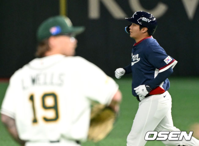 [OSEN=도쿄(일본), 손용호 기자] 9일 일본 도쿄돔에서 월드베이스볼클래식(WBC) 조별리그 C조 한국과 호주의 경기가열렸다.C조는 일본이 3승으로 조 1위를 확정, 8강에 진출했다. 호주가 2승 1패, 대만이 2승 2패, 한국이 1승 2패, 체코는 3패다.한국 WBC 대표팀이 8강에 진출하려면 호주에 2점 이하로 실점하면서 5점 차 이상으로 승리해야만 한다.2회초 무사 1루에서 한국 문보경이 우중월 투런 홈런을 치고 그라운드를 돌고 있다. 2026.03.09/spjj@osen.co.kr