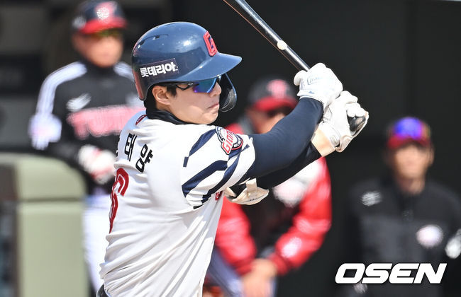 [OSEN=부산, 이석우 기자] 14일 부산 사직야구장에서 2026 신한 SOL KBO 리그 롯데 자이언츠와 LG 트윈스의 시범경기가 열렸다. 홈팀 롯데는 로드리게스가, 방문팀 LG는 임찬규가 선발 출전했다.롯데 자이언츠 한태양이 힘찬 타격을 하고 있다. 2026.03.14 / foto0307@osen.co.kr