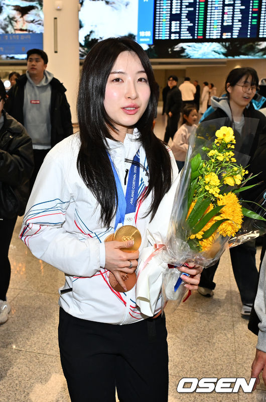 [OSEN=인천공항, 민경훈 기자] 2026 밀라노·코르티나담페초 동계올림픽에서 대한민국 동계올림픽 선수단 본진이 24일 오후 인천국제공항을 통해 귀국했다.대한민국 선수단은 2026 밀라노·코르티나담페초 동계 올림픽에서 금메달 3개, 은메달 4개, 동메달 3개를 획득해 종합 13위에 자리했다.쇼트트랙 여자대표팀 김길리가 공항을 빠져나가고 있다. 2026.02.24 /rumi@osen.co.kr