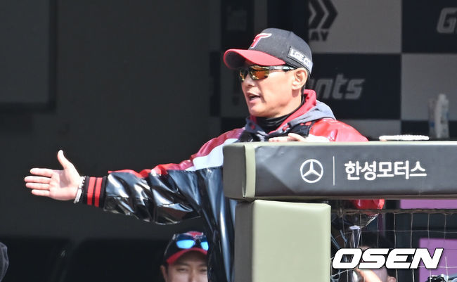 [OSEN=부산, 이석우 기자] 14일 부산 사직야구장에서 2026 신한 SOL KBO 리그 롯데 자이언츠와 LG 트윈스의 시범경기가 열렸다. 홈팀 롯데는 로드리게스가, 방문팀 LG는 임찬규가 선발 출전했다.LG 트윈스 염경엽 감독이 2회초 1사 1,2루 이주헌의 중견수 앞 1타점 안타때 득점을 올린 오지환을 반기고 있다. 2026.03.14 / foto0307@osen.co.kr