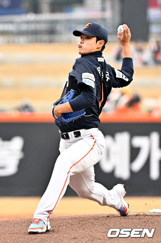 [OSEN=대전, 민경훈 기자] 15일 대전 한화생명볼파크에서 2026 신한 SOL KBO리그 시범경기 한화 이글스와 SSG 랜더스의 경기가 열렸다.시범경기는 오는 24일까지 진행되며, 각 팀이 12경기씩 치러 총 60경기가 펼쳐진다.한화 선발 문동주가 마운드 위에서 힘차게 공을 뿌리고 있다. 2026.03.15 /rumi@osen.co.kr