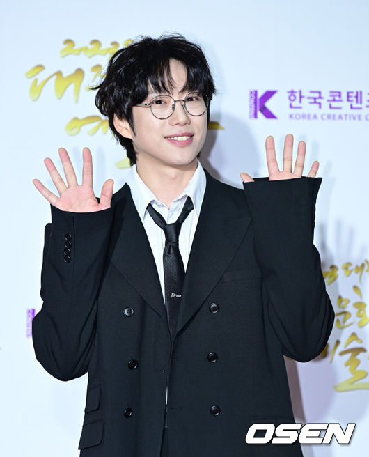 [OSEN=지형준 기자] 21일 오후 서울 장충동 국립극장 해오름극장에서 2023 대한민국 대중문화예술상 시상식이 열렸다.국무총리표창을 수상한 가수 10cm 권정열이 포토타임을 하고 있다. 2023.10.21 /jpnews@osen.co.kr