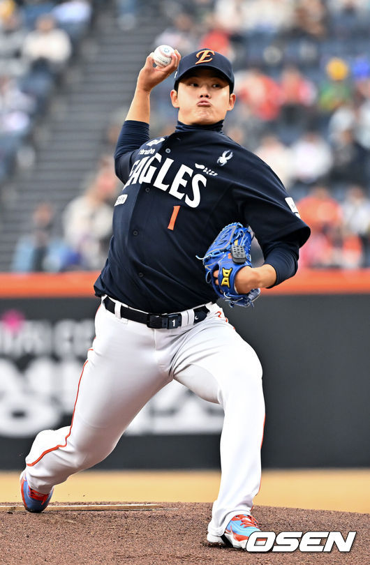 [OSEN=대전, 민경훈 기자] 15일 대전 한화생명볼파크에서 2026 신한 SOL KBO리그 시범경기 한화 이글스와 SSG 랜더스의 경기가 열렸다.시범경기는 오는 24일까지 진행되며, 각 팀이 12경기씩 치러 총 60경기가 펼쳐진다.한화 선발 문동주가 마운드 위에서 힘차게 공을 뿌리고 있다. 2026.03.15 /rumi@osen.co.kr