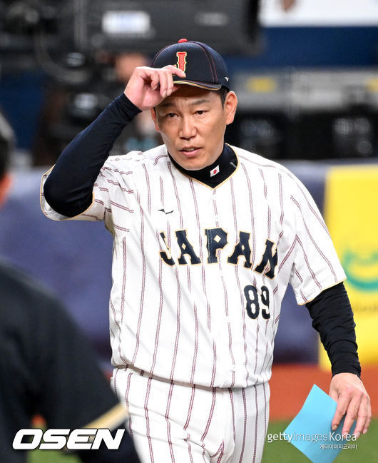 [OSEN=오사카(일본), 손용호 기자] 2일 일본 오사카 교세라돔에서 월드베이스볼클래식(WBC) 공식 연습 경기 일본 야구 대표팀과 오릭스 버팔로스의 경기가 열렸다.3일 한신 타이거스와 연습 경기 후 도쿄로 향하는 일본 야구 대표팀은 6일 대만과의 첫 경기에 이어 7일 한국전, 8일 호주전, 10일 체코전을 치른다.경기에 앞서 일본 이바타 히로카즈 감독이 오릭스 기시다 마모루 감독과 인사를 나누고 있다. 2026.03.02 /spjj@osen.co.kr