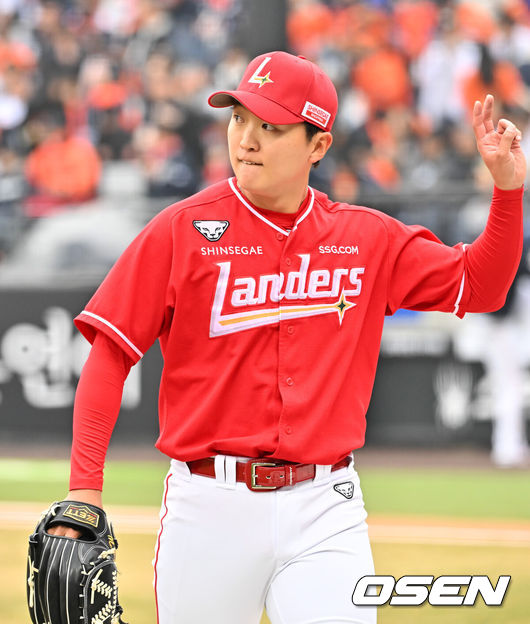 [OSEN=대전, 민경훈 기자] 15일 대전 한화생명볼파크에서 2026 신한 SOL KBO리그 시범경기 한화 이글스와 SSG 랜더스의 경기가 열렸다.시범경기는 오는 24일까지 진행되며, 각 팀이 12경기씩 치러 총 60경기가 펼쳐진다.1회말을 마친 SSG 선발 김건우가 덕아웃으로 향하며 사인을 보내고 있다. 2026.03.15 /rumi@osen.co.kr