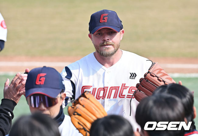[OSEN=부산, 이석우 기자] 15일 부산 사직야구장에서 2026 신한 SOL KBO 리그 롯데 자이언츠와 LG 트윈스의 시범경기가 열렸다. 홈팀 롯데는 비슬리가, 방문팀 LG는 이민호가 선발 출전했다.롯데 자이언츠 선발 투수 비슬리가 5회초 수비를 마치고 하이파이브를 하고 있다. 2026.03.15 / foto0307@osen.co.kr