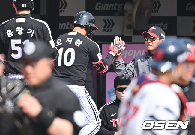 [OSEN=부산, 이석우 기자] 15일 부산 사직야구장에서 2026 신한 SOL KBO 리그 롯데 자이언츠와 LG 트윈스의 시범경기가 열렸다. 홈팀 롯데는 비슬리가, 방문팀 LG는 이민호가 선발 출전했다.LG 트윈스 오지환이 4회초 2사 1루 우중월 2점 홈런을 치고 염경엽 감독의 축하를 받고 있다. 2026.03.15 / foto0307@osen.co.kr
