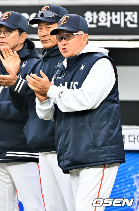 [OSEN=대전, 민경훈 기자] 15일 대전 한화생명볼파크에서 2026 신한 SOL KBO리그 시범경기 한화 이글스와 SSG 랜더스의 경기가 열렸다.이 경기에서 한화는 SSG에 8-0으로 승리했다. 지난 14일 1-2 패배를 설욕하며 SSG 2연전을 1승 1패로 마무리했다.경기를 마치고 한화 김경문 감독이 박수를 보내고 있다. 2026.03.15 /rumi@osen.co.kr