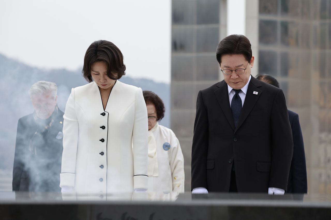 이재명 대통령과 김혜경 여사가 15일 경남 창원시 마산회원구 국립 3·15 민주 묘지에서 분향 후 묵념하고 있다. 연합뉴스