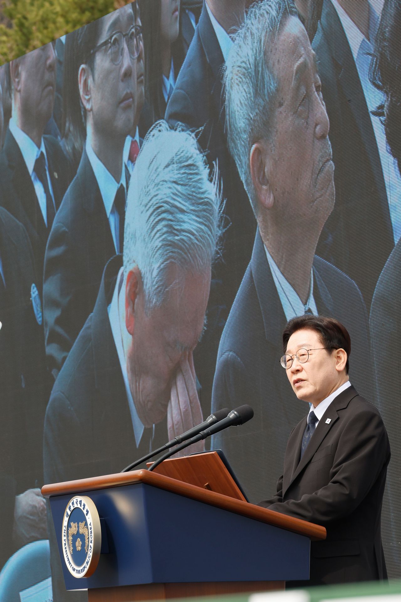 이재명 대통령이 15일 경남 창원시 국립3.15민주묘지에서 열린 제66주년 3.15의거 기념식에서 기념사를 하고 있다. 사진 청와대사진기자단