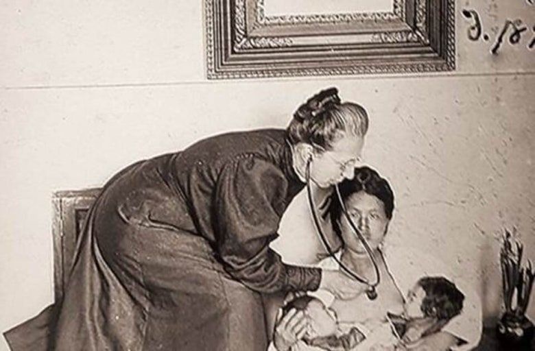 로제타 홀이 병원을 찾은 조선의 여성을 진료하고 있다. 여성은 두 아이에게 젖을 물린 채 진료를 받고 있다. 사진 셔우드 홀 문화공간