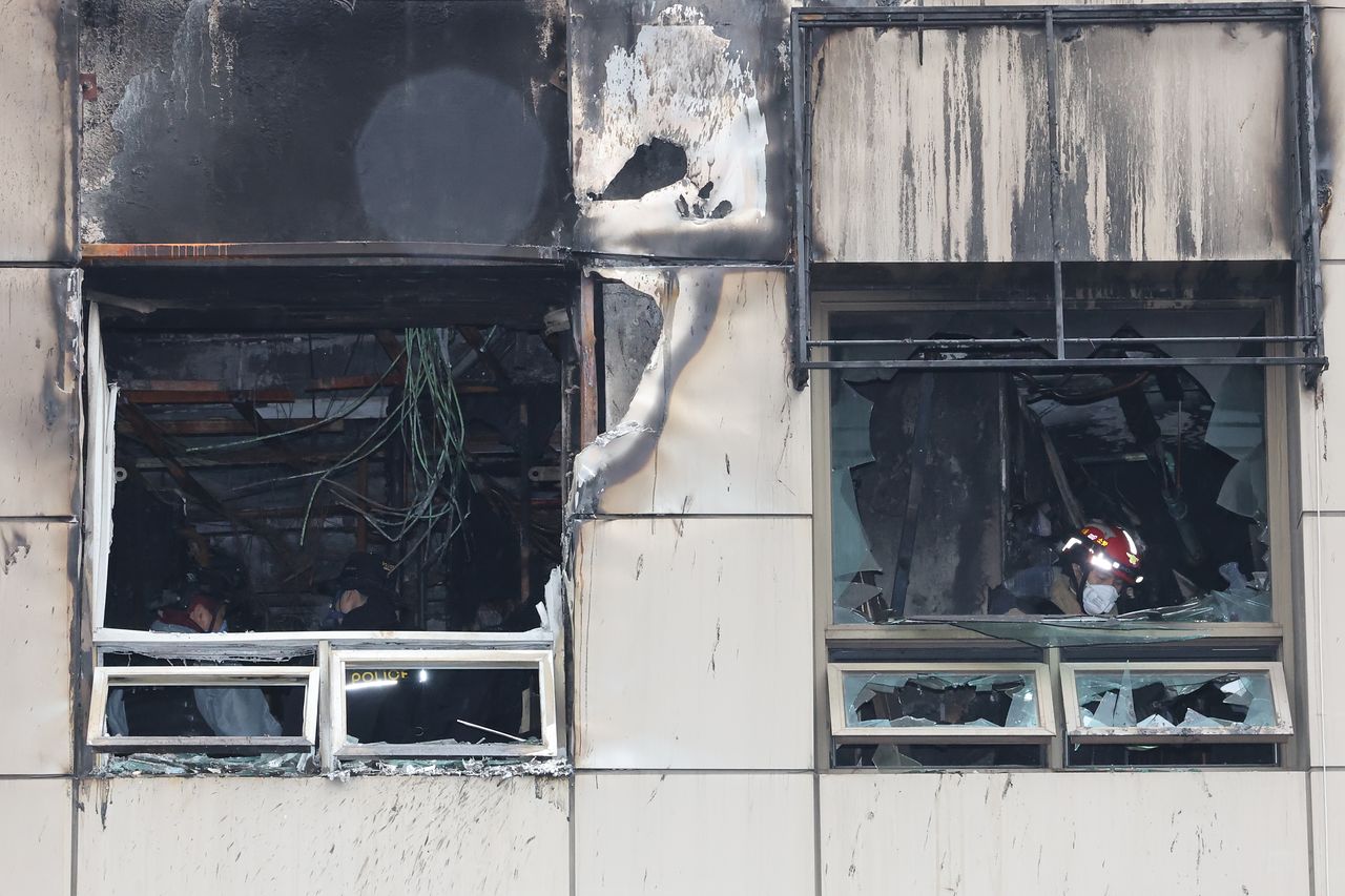 15일 서울 중구 소공동 한 캡슐호텔에서 전날 화재사고 관련 경찰·소방 합동감식이 이뤄지고 있다. 연합뉴스