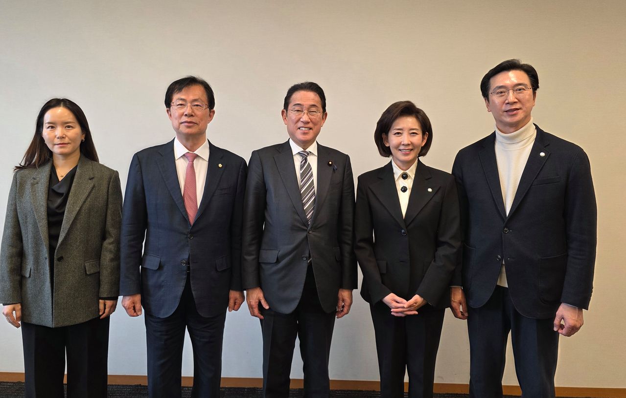 기시다 후미오 전 일본 총리(가운데)과 만난 한일의원연맹 대표단. 왼쪽부터 이주영 개혁신당 의원, 이만희 국민의힘 의원, 기시다 전 총리, 나경원·강민국 국민의힘 의원. 사진 나경원 국민의힘 의원실