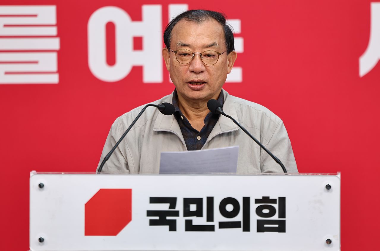 이정현 국민의힘 공천관리위원장이 11일 서울 여의도 국민의힘 당사에서 공천 관렴 심사 결과와 일정 등을 발표하고 있다. 뉴스1