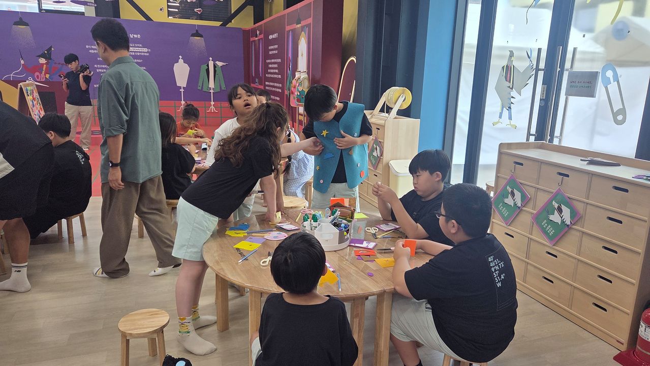 충북교육청은 지난해 9월 온마을배움터 상호 개방 시범사업으로 보은 내북초 학생들이 청주 한국공예관 등을 방문하는 프로그램을 마련했다. 사진 충북교육청