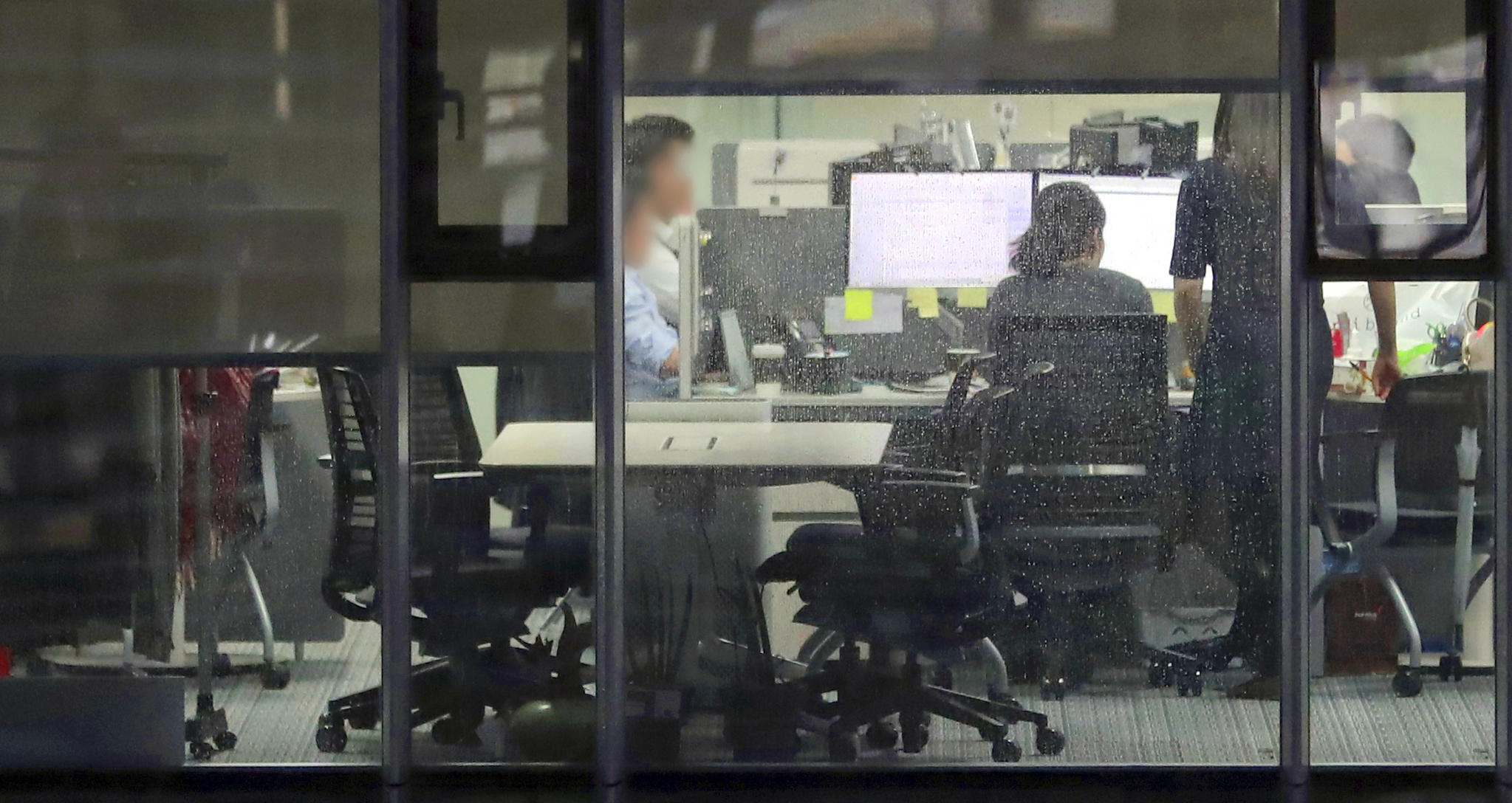 서울 시내 한 사무실에서 야근하는 직장인들 모습. 연합뉴스