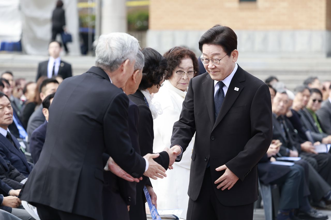 이재명 대통령이 15일 경남 창원시 마산회원구 국립 3·15 민주 묘지에서 열린 제66주년 3·15의거 기념식에서 기념사를 마친 뒤 유족들과 인사하고 있다.연합뉴스