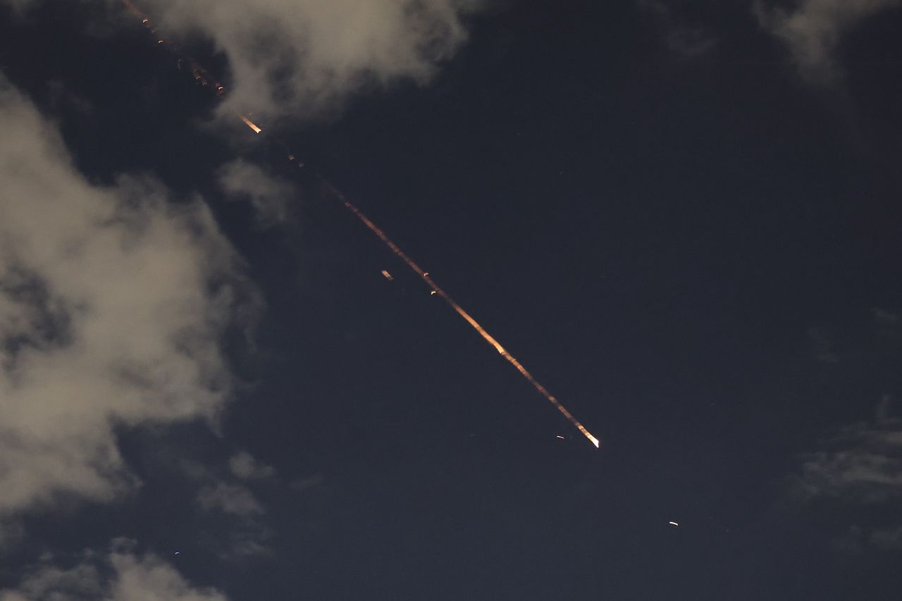 지난 8일(현지시간) 이스라엘군이 텔아비브에서 이란 탄도미사일 요격하는 모습. EPA=연합뉴스