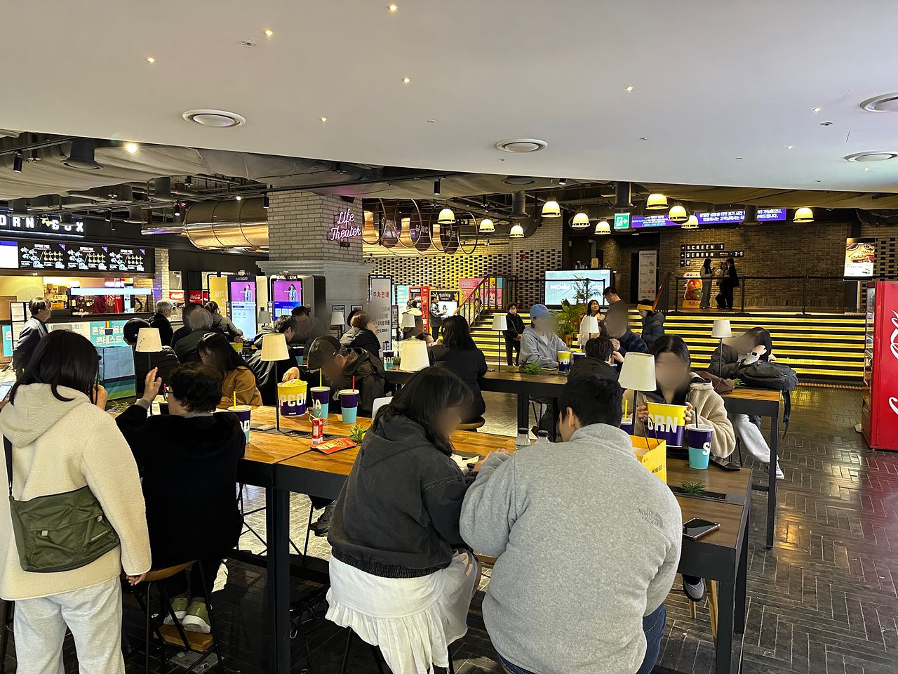 15일 서울 마포구 영화관은 영화 관람객으로 붐볐다. 이날 오전 '왕과사는남자(왕사남)'은 누적 관객 1300만명을 돌파했다. 한찬우 기자