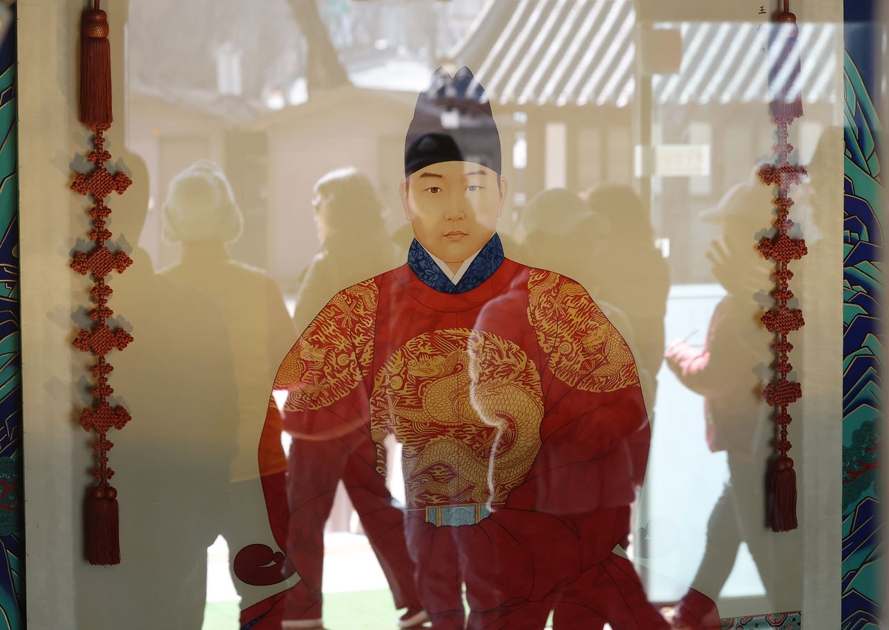 영화 '왕과 사는 남자'의 역사적 배경이 된 강원 영월군 장릉의 단종 어진에 관광객들의 모습이 비치고 있다. [연합뉴스]