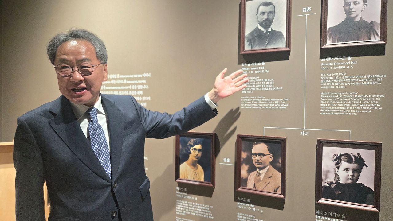구한말 강원도 지역은 미국 감리교의 선교 무대였다. 감리교 감독회장이자 한교총 대표회장인 김정석 목사가 로제타 홀 여사의 가계도를 보면서 그들의 생애를 설명하고 있다. 고성=백성호 기자