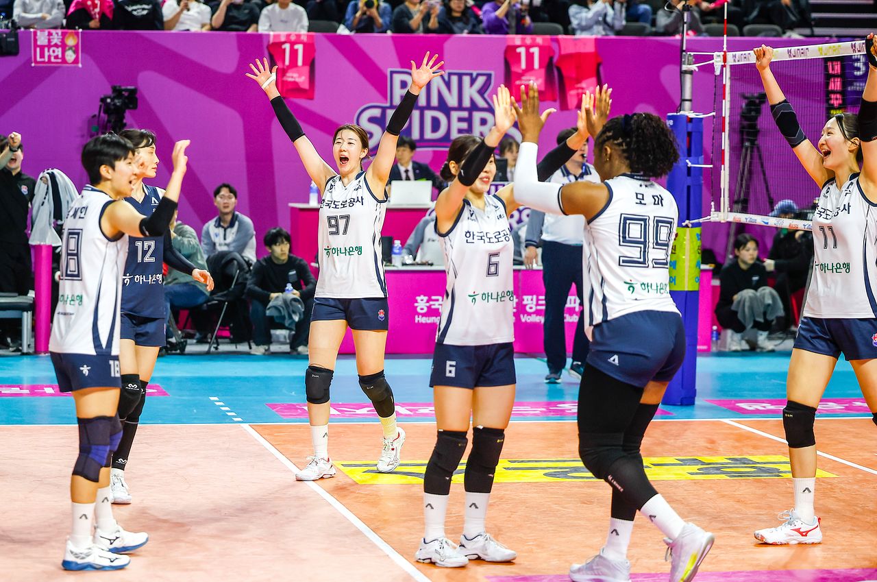 한국도로공사 선수들이 13일 인천삼산월드체육관에서 열린 2025~26 프로배구 V리그 여자부 경기에서 흥국생명을 꺾고 정규리그 1위를 확정한 뒤 기뻐하고 있다. 뉴시스