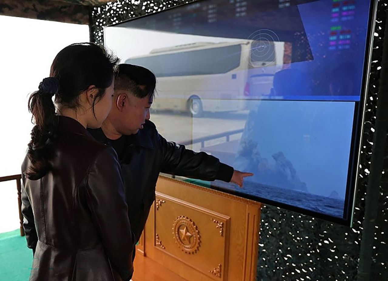 북한 조선중앙통신은 김정은 북한 국무위원장이 참관한 가운데 14일 600mm 초정밀다연장방사포 타격훈련을 진행했다고 15일 보도했다. 연합뉴스