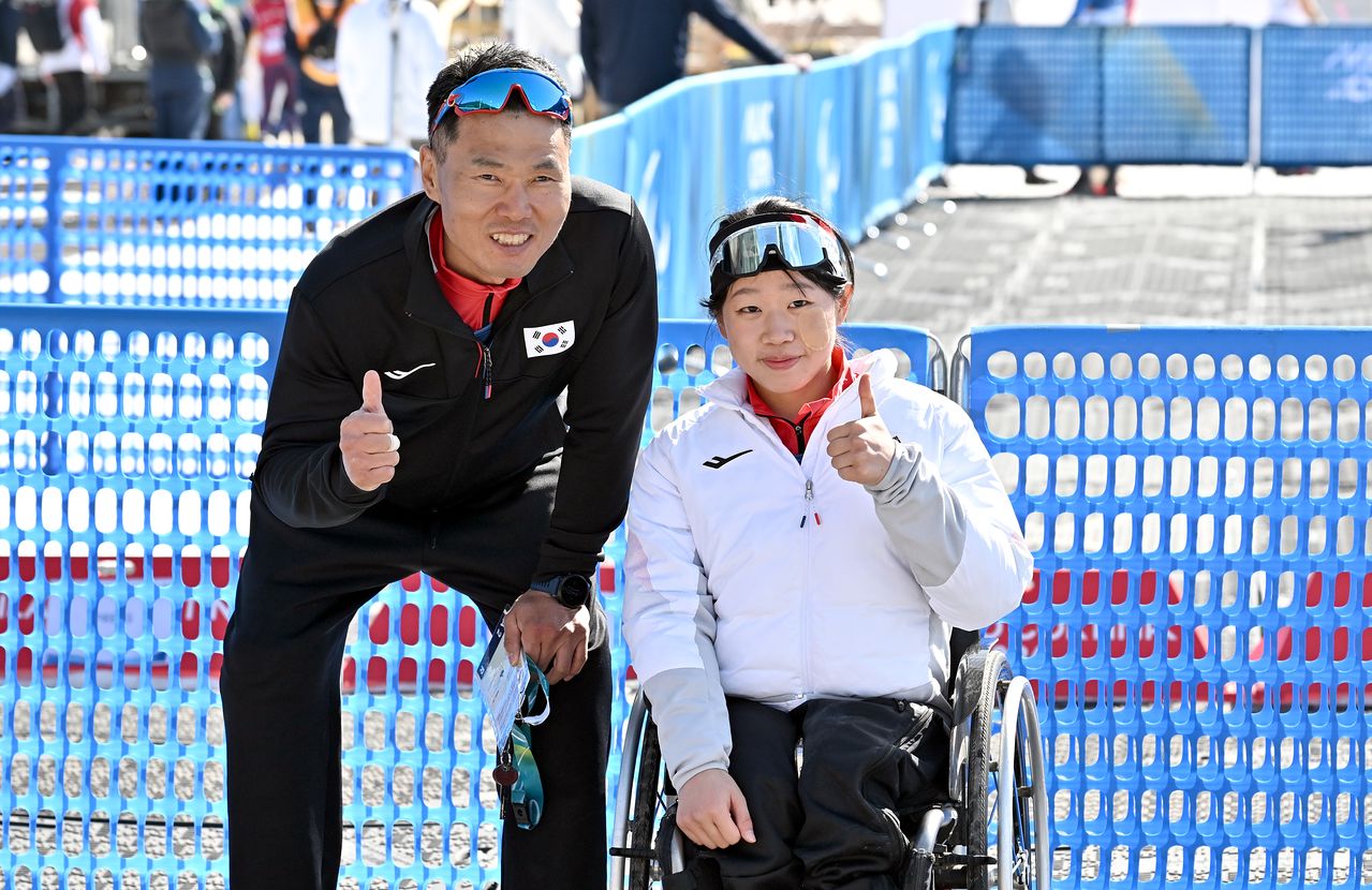 바이애슬론 신의현(왼쪽)과 김윤지가 8일(현지시간) 이탈리아 테세로 크로스컨트리 스키 스타디움에서 열린 2026 밀라노 코르티나 동계패럴림픽 바이애슬론 12.5km 경기를 마치고 함께 포즈를 취하고 있다. 사진공동취재단