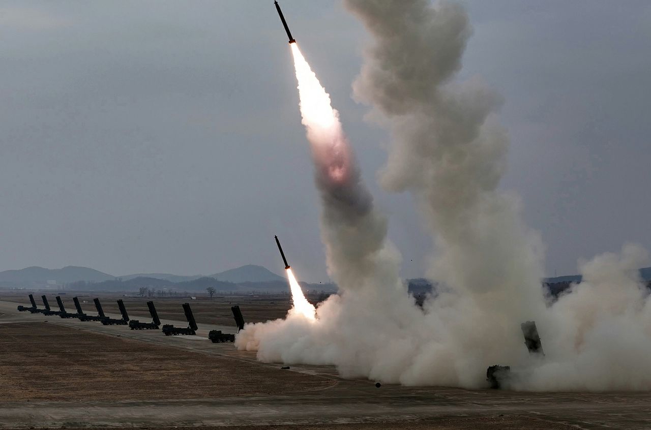 인민군 서부지구 장거리포병구분대가 지난 14일 화력타격훈련을 진행하는 모습. 15일 노동신문에 따르면 훈련에는 600㎜ 초정밀 다연장 방사포 12문과 2개의 포병중대가 동원됐다고 한다. 노동신문, 뉴스1