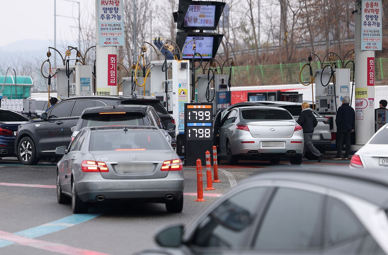 석유 최고가격제 시행 첫 주말을 맞은 15일 서울 서초구 만남의광장 주유소에서 시민들이 주유를 하고 있다. 뉴스1