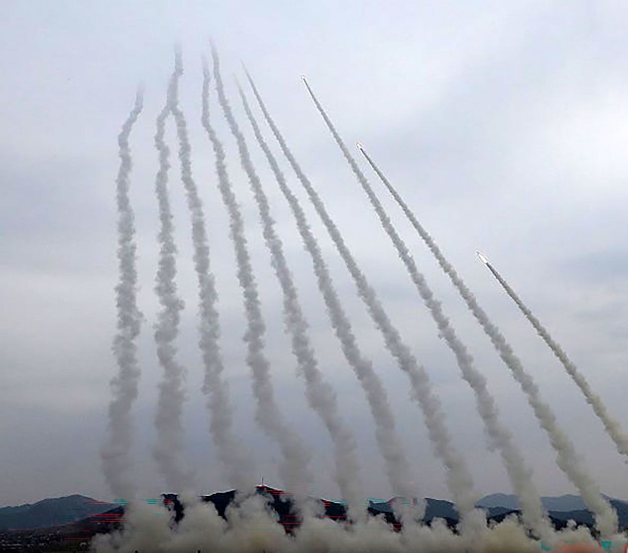 북한 조선중앙통신은 김정은 북한 국무위원장이 참관한 가운데 14일 600mm 초정밀다연장방사포 타격훈련을 진행했다고 15일 보도했다. 연합뉴스