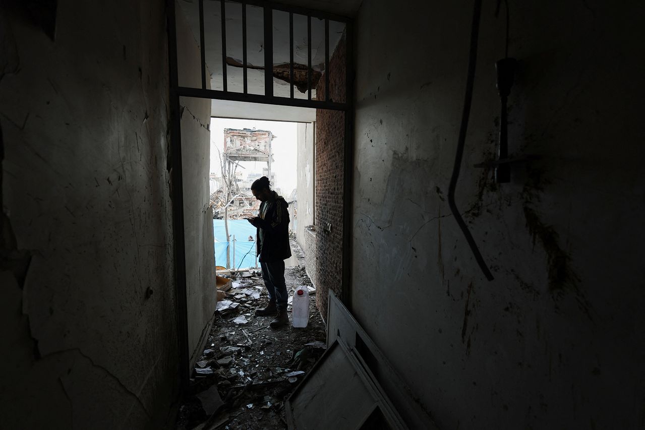 14일 이란 수도 테헤란에서 한 남성이 공습으로 파괴된 자신의 집 앞에 서있는 모습. 로이터=연합뉴스