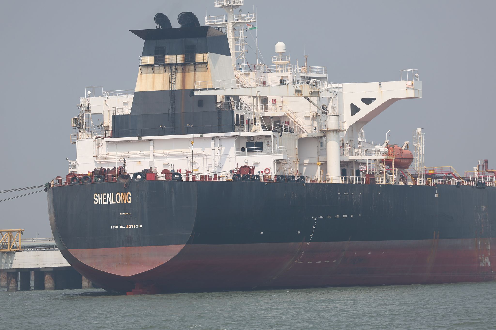 사우디아라비아산 원유를 싣고 호르무즈 해협을 거쳐 인도로 향한 리베리아 국적 유조선 선룽(Shenlong)이 지난 12일(현지시간) 인도 뭄바이항에 도착하고 있다. EPA=연합뉴스