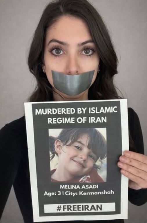 이란의 마지막 국왕인 모하마드 레자 팔레비의 손녀이자 마지막 왕세자인 레자 팔레비(사진 오른쪽)의 장녀인 누르 팔레비(34). 누르 팔레비가 이란 여자아이 멜리나 아사디(3)의 사진을 들고 있다. 여자아이의 사진 위에는 "이란 이슬람 정권에 의해 살해됐다"는 문구가 적혀 있다. 사진 아래에는 #FREEIRAN(이란을 자유롭게 하라)라는 메시지가 적혀 있다. 사진 인스타그램 캡처