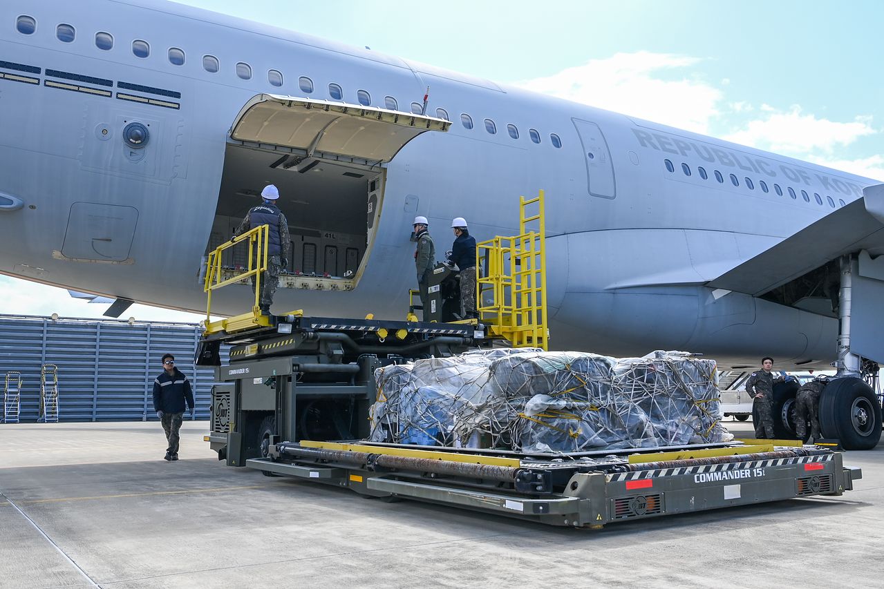  공군 제5공중기동비행단 임무요원들이 13일 '사막의 빛' 작전에 앞서 항공기 부품 및 정비도구와 편의용품 등 임무에 필요한 물자들을 시그너스에 싣고 있다.사진 국방부